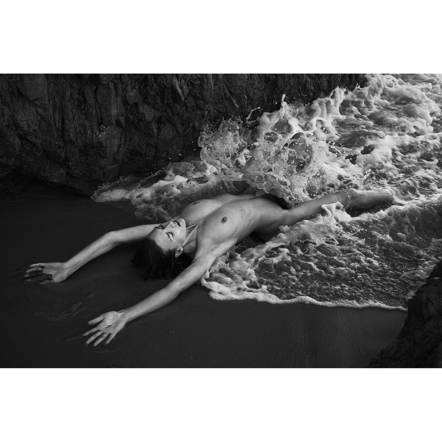 FINE ART PRINT "Resisting the sea" / Tabitha, El Matador beach 2016